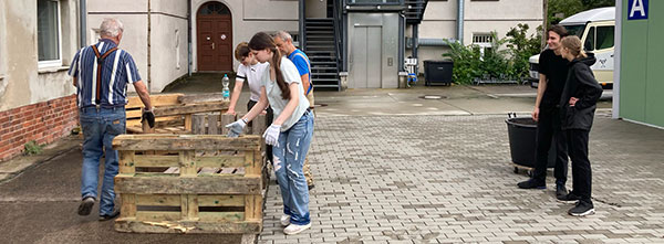 Bei der Freiwilligenaktion Versch&ouml;nerung des Innenhofes des Rathauses Johannisthal