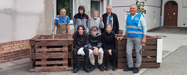 Bei der Freiwilligenaktion Versch&ouml;nerung des Innenhofes des Rathauses Johannisthal