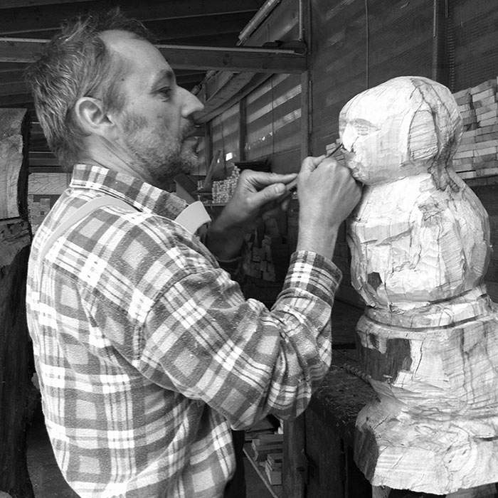 Wolfgang Rahn bei der Herstellung einer Holzskulptur